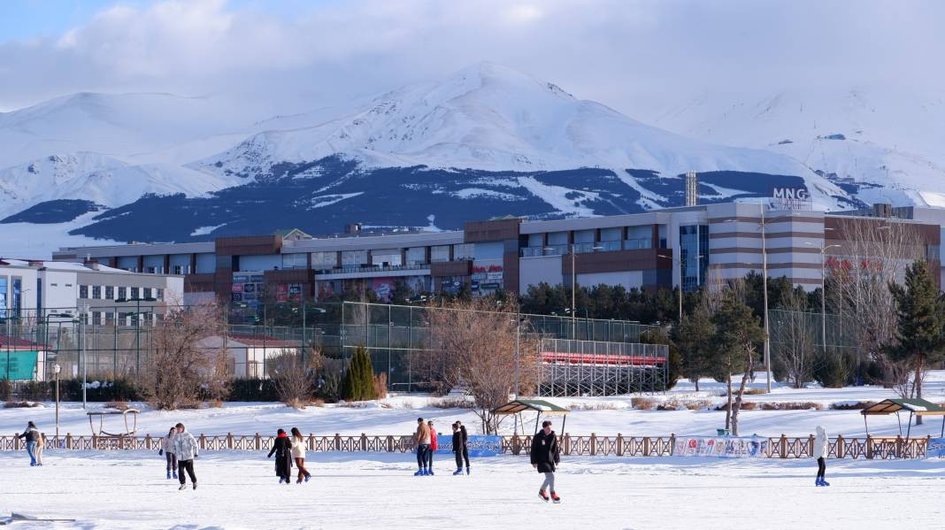 Erzurum'da buz tutmuş havuzda paten keyfi - Resim: 2